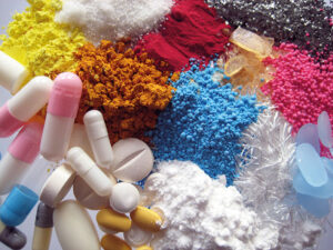 Pastillas, polvos, en muchos colores muestran la gama de materiales a granel que manejan los equipos de proceso Volkmann