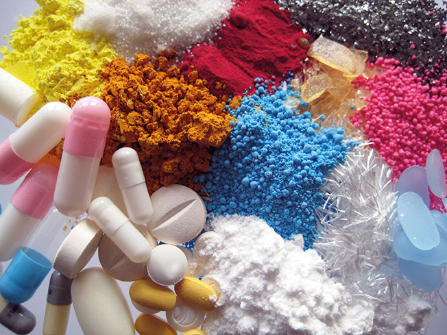 Pastillas, polvos, en muchos colores muestran la gama de materiales a granel que manejan los equipos de proceso Volkmann