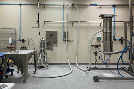 Laboratorio de pruebas de transporte neumático por vacío Volkmann con estación de descarga de bolsas