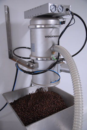 Transportador de vacío neumático Volkmann que descarga café