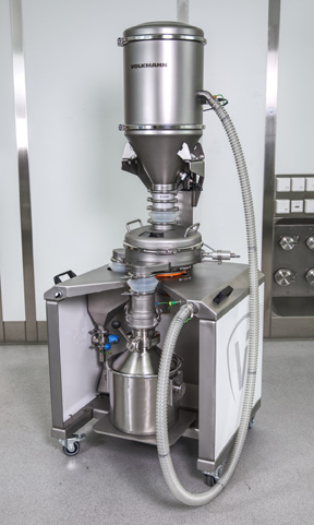 Volkmann PowTReX basic automatiza la transferencia de polvo metálico para una impresora 3D