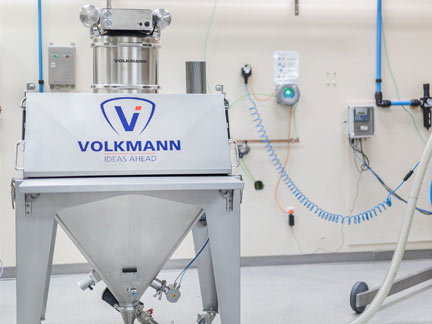 Sistema de transporte neumático por vacío Volkmann con estación de volcado de sacos RNT en el laboratorio de pruebas